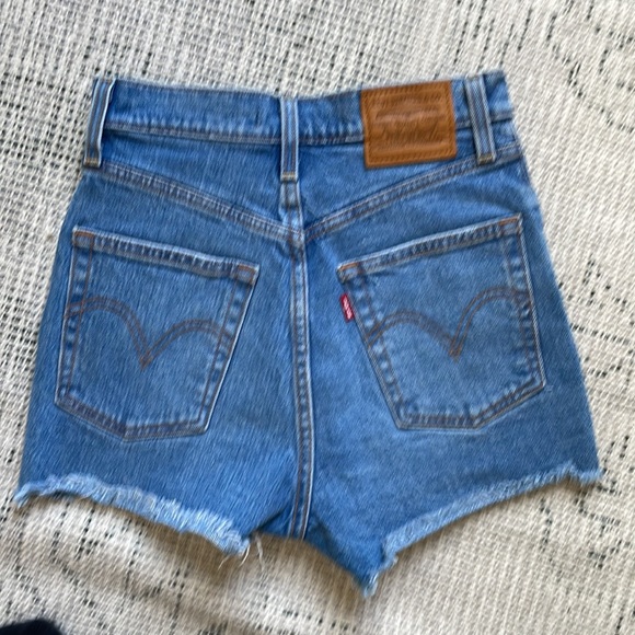 Levi’s Ribcage Short - Picture 5 of 5